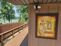 Lake Themed Cabin - Direct Water Access - Free Kayaks - Homestays