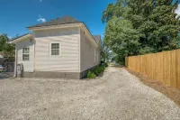 Walk Downtown! Large Pool, Hot tub, Fire pit, Close to EVERYTHING! - Wifi