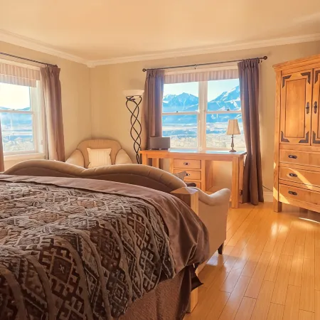 Near Chico Hot Springs, Hot Tub, 2 Fireplaces, IR Sauna, EV Charger, Foosball Hotels in Emigrant