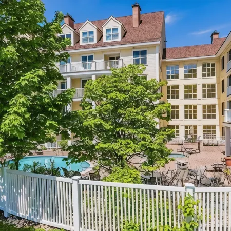 Beautifully renovated 2 bedroom condo in Stratton VT - walk to Village/Lifts!