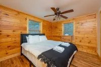 Creekside Cabin • Hot Tub • Decks - Chalets