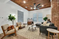 Modern Farm House Blocks from the Silos - Boutique