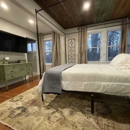 The Oak at Windrock- cozy farmhouse on 2 acres