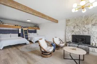 Hot Tub! Sunset Views. Walk to Beach. Pet Friendly. Sleeps 10! - Wifi