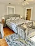Large newly renovated Cape Victorian 5 blocks from the beach, sleeps 12 - Wi-Fi