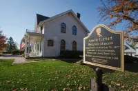 Fully Renovated Historic Home with bluff views of Missouri River & Valley - Wifi