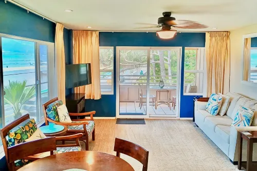 New Central AC! Oceanfront Steps from the Beach, with Pool, Jacuzzi, & BBQ. - شاطئ