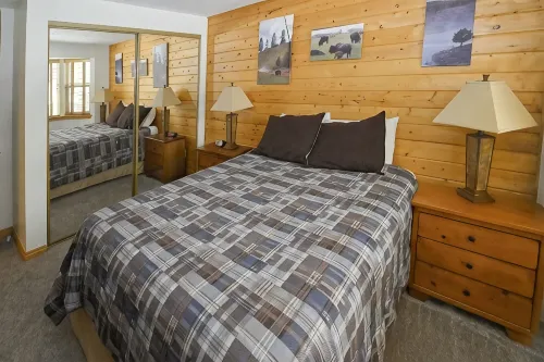 Yellowstone Rustic Luxury Condo Sleeps 11 in an Award Winning Resort - Wifi