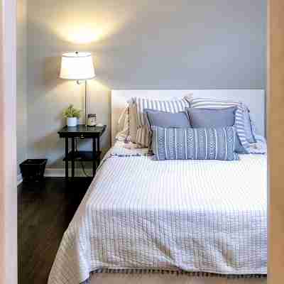 Renovated 3 bed/2.5 bath with fast wifi & 100" projector near the BIG HOUSE! Rooms
