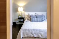 Renovated 3 bed/2.5 bath with fast wifi & 100" projector near the BIG HOUSE! - บังกะโล