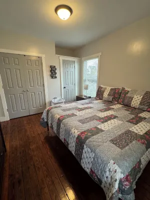 So close to Ark, Quick Drive to Creation, King Bed, Stunning back yard, & Cable - Wi-Fi