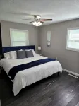 Modern 3BD/2BA near U of I with a large master suite! - 3 ดาว