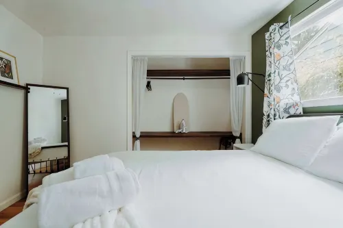 Idyllic Cozy Cottage w/ Deck Overlooking Greenbelt - 20 Mins from Stadiums - บ้านพักหลังเล็ก