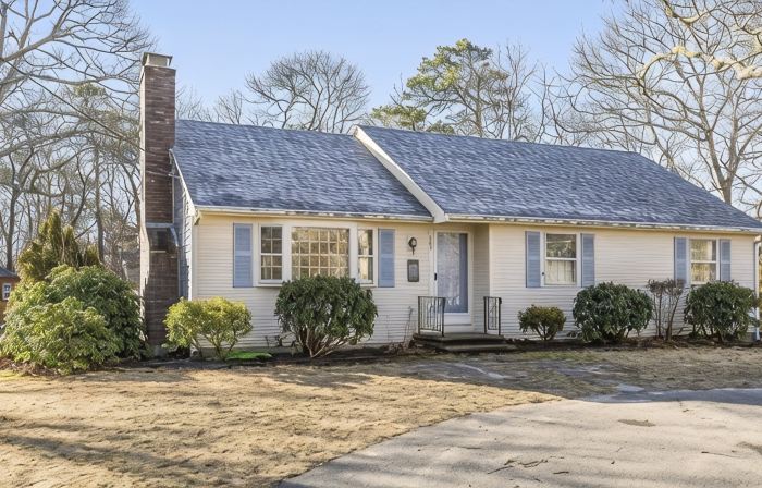 3-bedroom Cape Cod ranch just steps to private beach or Cooks Brook public beach