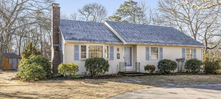 3-bedroom Cape Cod ranch just steps to private beach or Cooks Brook public beach Hotéis em Eastham