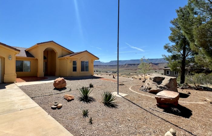 Spacious home with panoramic views of Zion National Park! Come & visit!