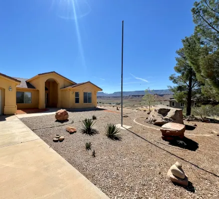 Spacious home with panoramic views of Zion National Park! Come & visit! -  Privatzimmer
