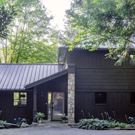 Lakefront Retreat in Quite Cove on Luxurious Lake Toxaway