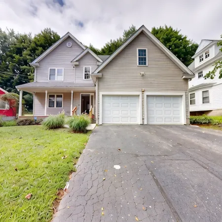 Spacious 4-bedroom house in charming Worcester with AC, WiFi