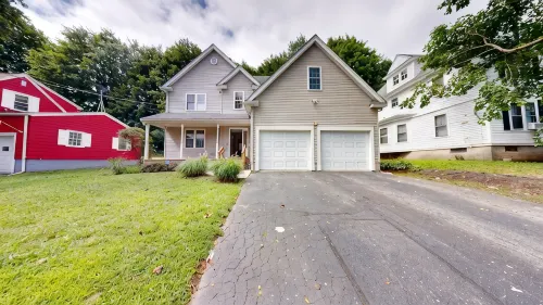 Spacious 4-bedroom house in charming Worcester with AC, WiFi - 民泊