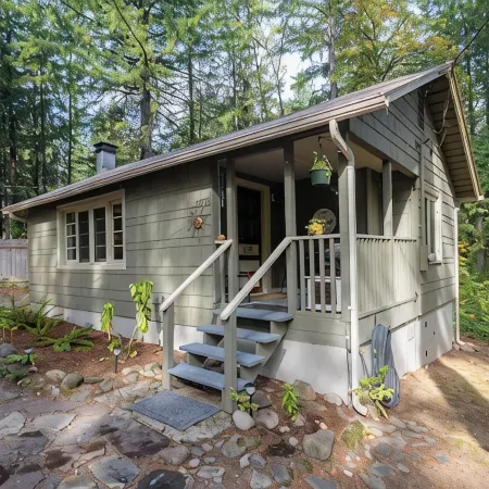 "UpRiver Nest" - Cabin on the Mckenzie River in Oregon