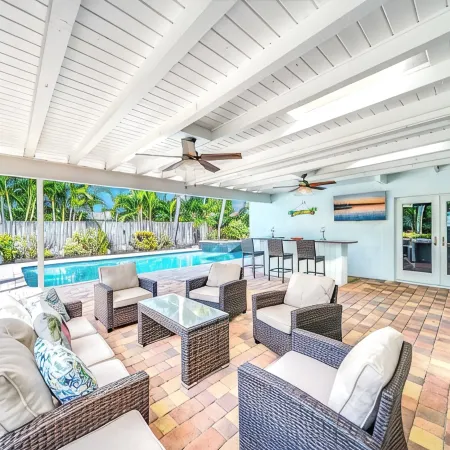 Heated Pool + Hot Tub! Close To Beach & Shops!