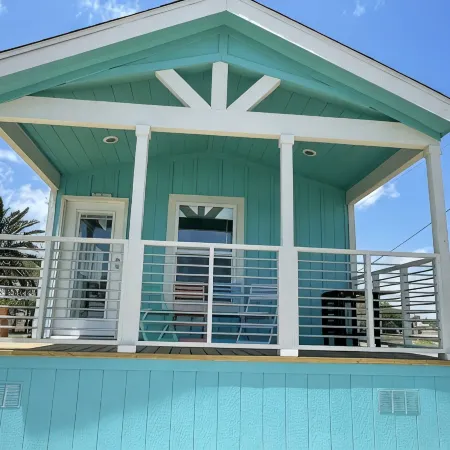 New! Drift away in Bayfront 2-bedroom Turquoise cottage