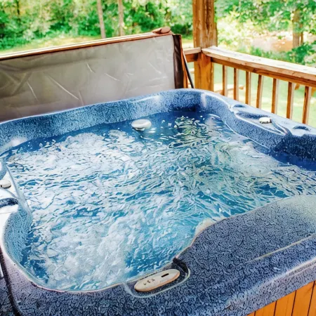 "Sweet Life" Log Cabin Creekside, Trout Fishing, Foosball, Hot Tub and Firepit
