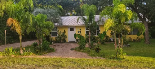 Cozy Beach Cottage 2 blocks to beach near entertainment food & Fun, screen porch - Wifi