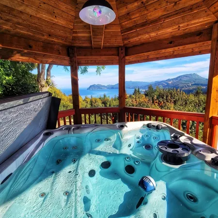Remodeled ocean view home directly above the Sekiu marina. Relaxation, renewal.