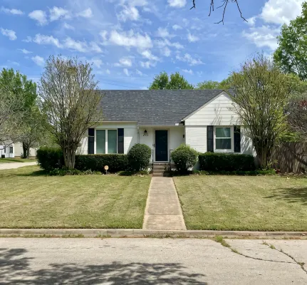 Charming Corner. 1 Block from Tulsa Expo! Big Yard. Dog Friendly! - 홈스테이