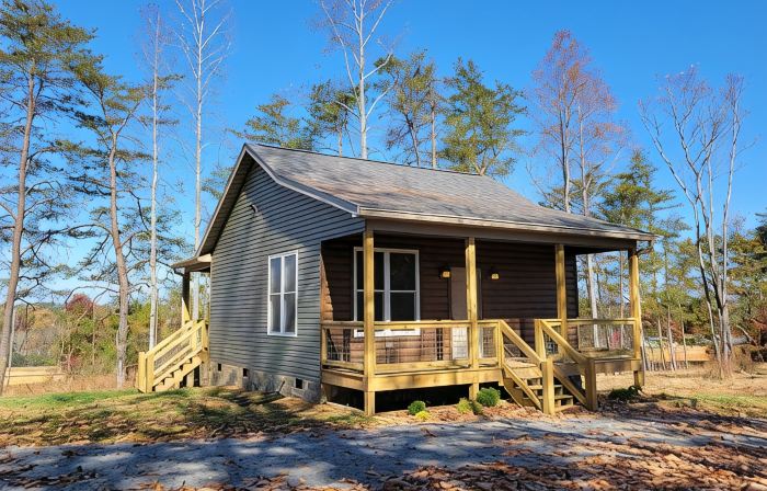 New cabin- access to horse trails, Pilot Mtn & Hanging Rock St. Pks