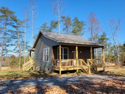 New cabin- access to horse trails, Pilot Mtn & Hanging Rock St. Pks