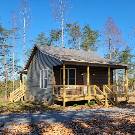 New cabin- access to horse trails, Pilot Mtn & Hanging Rock St. Pks