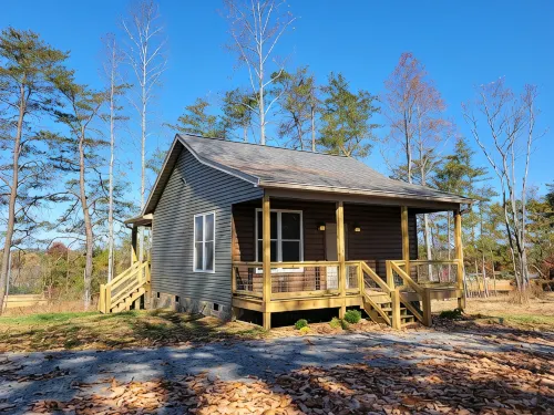 New cabin- access to horse trails, Pilot Mtn & Hanging Rock St. Pks - Chalets