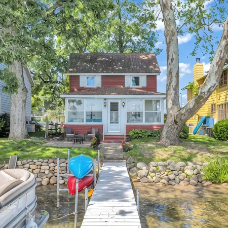 Waterfront lake cottage on gorgeous Clark Lake in Jackson! 4 bedrooms, sleeps 10
