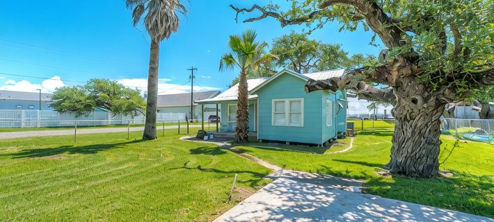 Charming House 1/2 Block from Bay Hoteles en Condado de Aransas