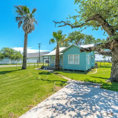 Charming House 1/2 Block from Bay