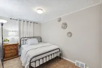 Charming Glenolden House Near Airport & Philadelphia Eagles Stadium - balcony