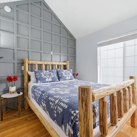 Cozy Queen, Private Bathroom and Entryway