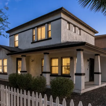 Stylish & Cozy Downtown Home ~ Yard ~ Parking + EV~ Near DTPHX attractions