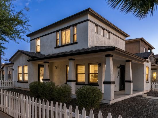 Stylish & Cozy Downtown Home ~ Yard ~ Parking + EV~ Near DTPHX attractions