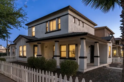 Stylish & Cozy Downtown Home ~ Yard ~ Parking + EV~ Near DTPHX attractions - บังกะโล