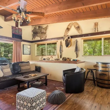 Luxurious Cabin w/ lake views 10 minutes to Santa's SkyPark & Village