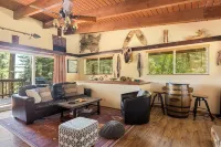 Luxurious Cabin w/ lake views 10 minutes to Santa's SkyPark & Village - Alphydda