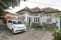 RedDoorz Syariah near Wijilan Yogyakarta - parking