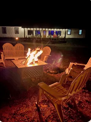 55 Acre Waterfront Retreat ~Hot Tub~Swim ~Fish ~Kayak ~Hike ~1 Acre Spring Pond~ - Chalets