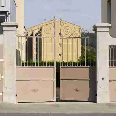 Aux Jardins de L'Isle Hotel Exterior