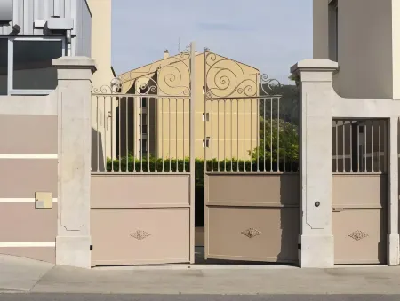 Aux Jardins de l'Isle Отели в г. Вьен