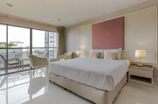 Mike Beach Resort Pattaya Отели рядом с достопримечательностью «Альказар»